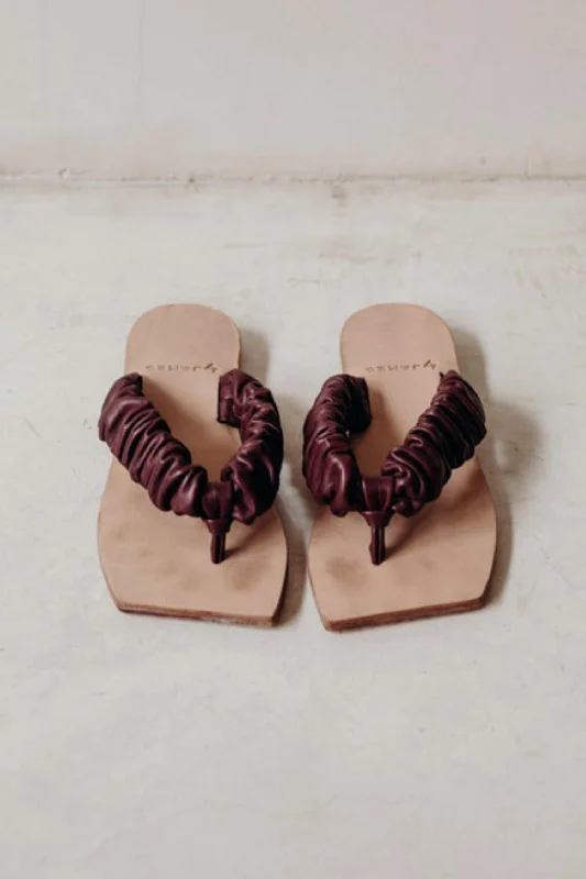 Women's Lola Scrunch Strap Sandal In Vino