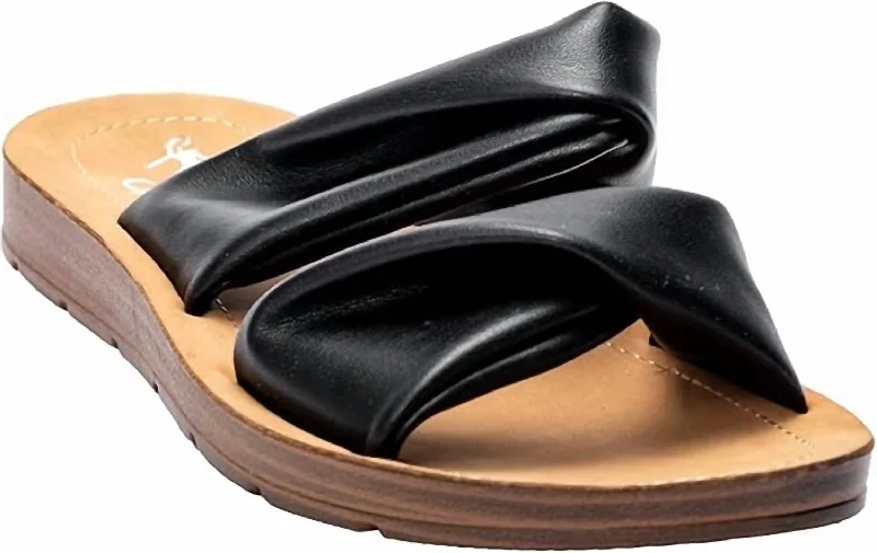 Women's With A Twist Sandals In Black