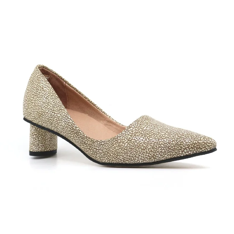 Women Oval Kitten Pump In Gold